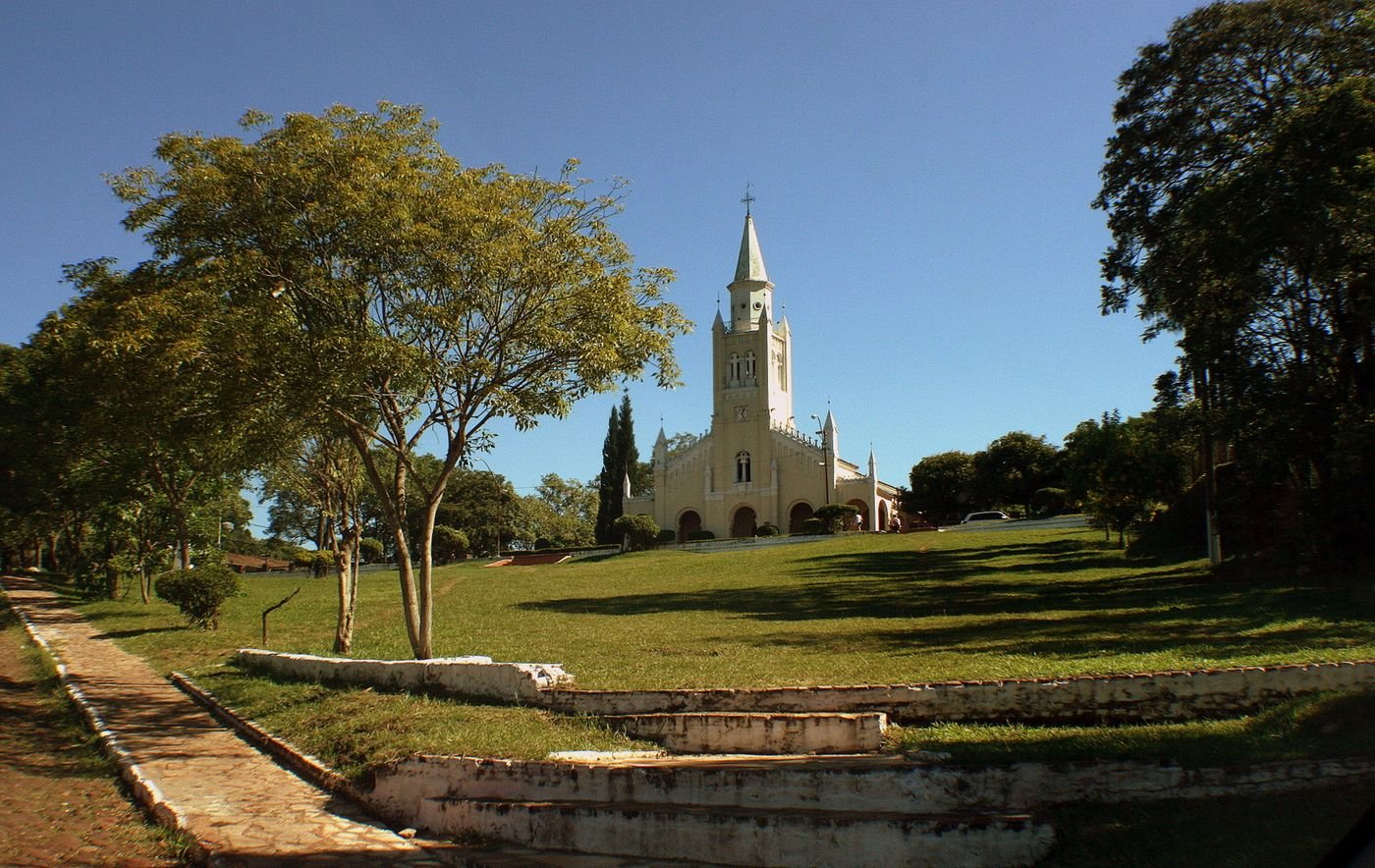 Igreja em Areguá, em uma vista do espaço externo.
