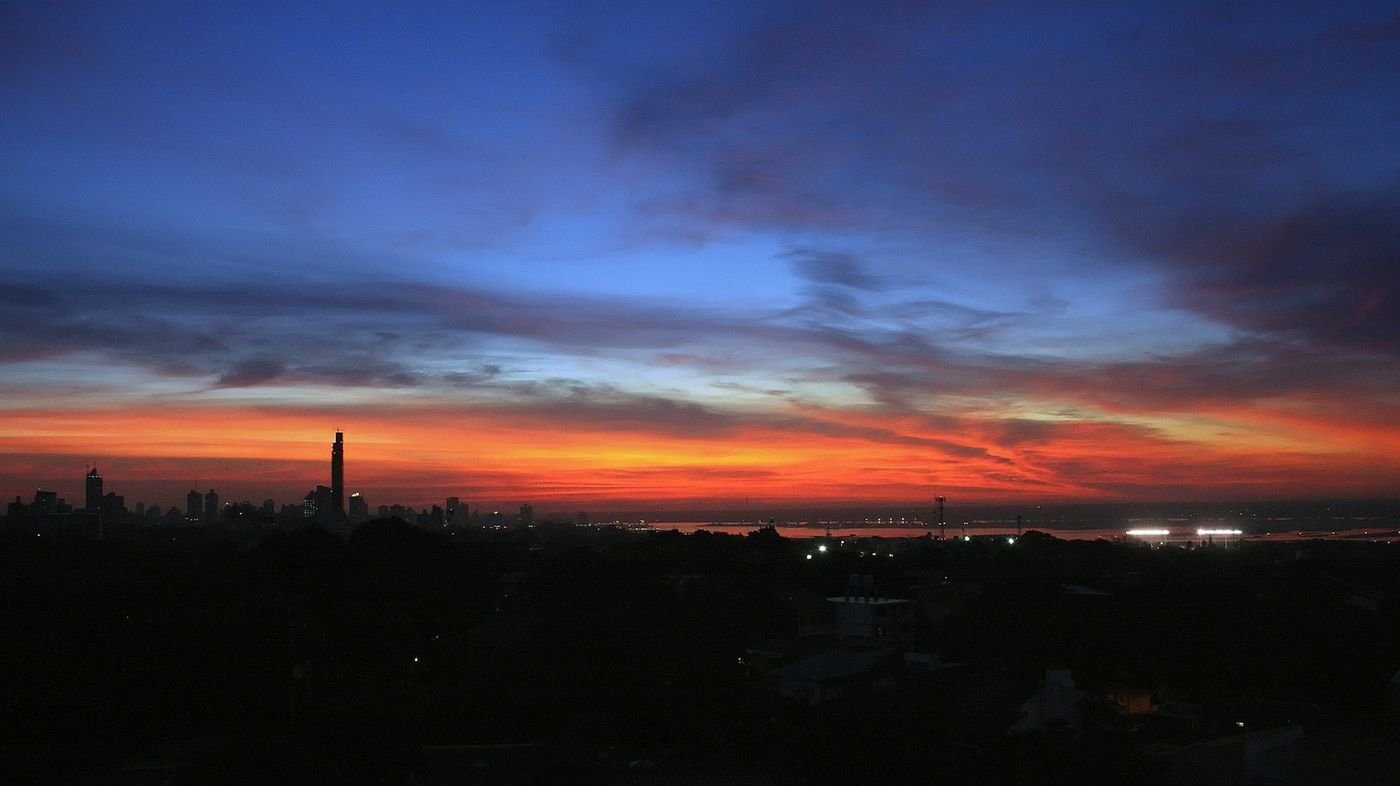 Panorama de Assunção ao entardecer.