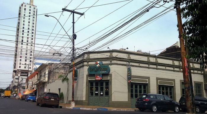 Fachada do Restaurante Bar San Roque, em Assunção; registro de 2017.