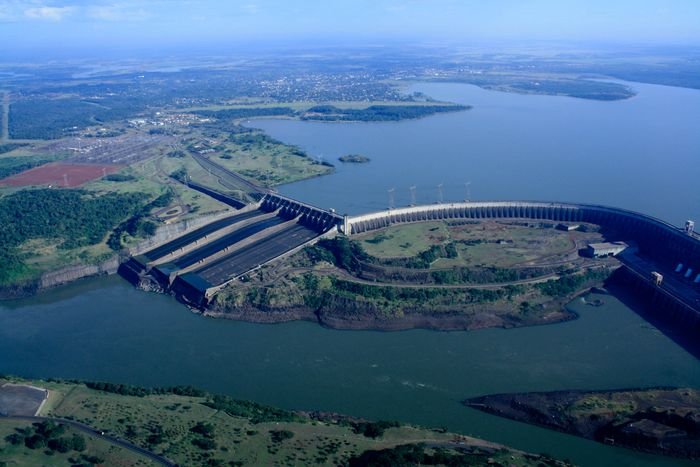 Vista aérea da barragem binacional de Itaipu; não representa uma modalidade específica de visita.