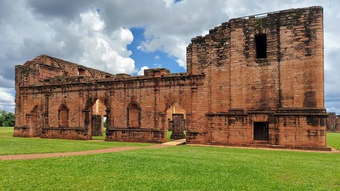 Fachada das ruínas da igreja de Jesús de Tavarangue.