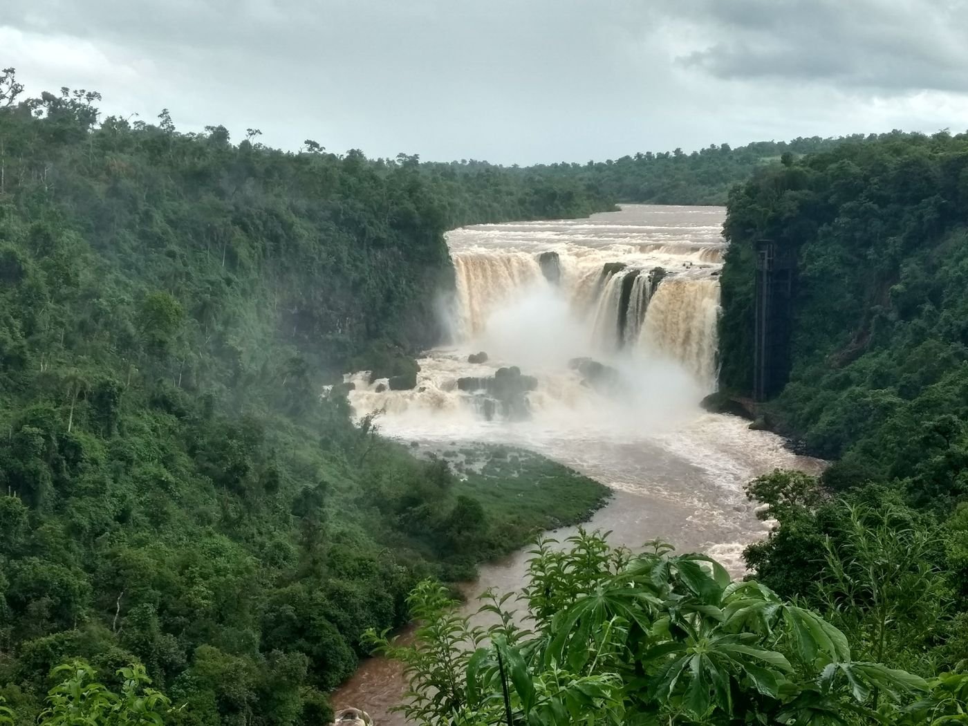 Quedas dos Saltos del Monday, em Presidente Franco.