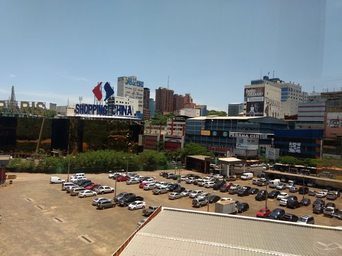 Vista externa do Shopping del Este em Ciudad del Este; imagem de contexto para compras.